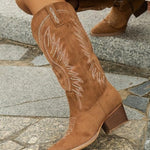 Women's low-heeled cigarette boots